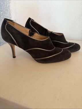Oscar de la Renta Black Suede Pumps with Metallic Trim